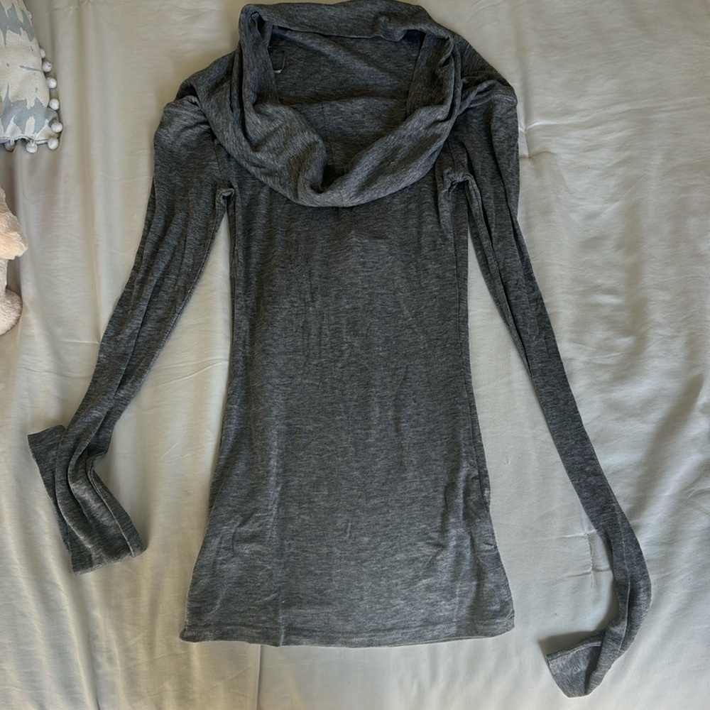Gray scoop neck long sleeve shirt